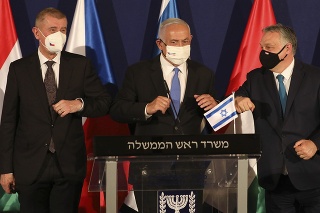  Na snímke sprava maďarský premiér Viktor Orbán, izraelský premiér Benjamin Netanjahu a český predseda vlády Andrej Babiš pózujú fotografom počas stretnutia v Jeruzaleme 11. marca 2021.
