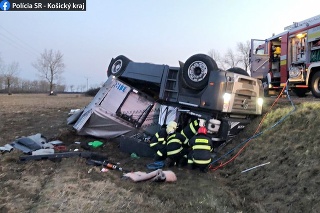 Pri nehode zomrel vodič kamióna.