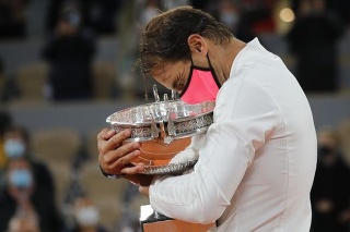 Rafael Nadal s víťaznou trofejou.