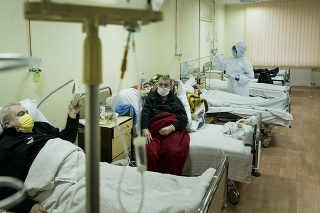 Ukrajinské nemocnice sa plnia infikovanými covidom.