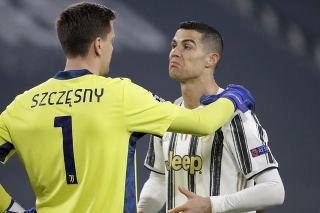 Futbalista Cristiano Ronaldo z Juventusu Turín a brankár Wojciech Szczesny.