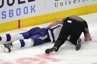 Erik Černák zostal po údere ležať na ľade. 