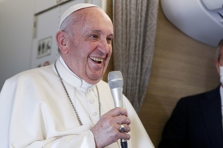 Pápež František diskutuje s novinármi na palube lietadla, ktorým sa vrátil do Vatikánu.