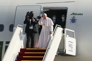 Pápež František máva zo schodov lietadla pri príležitosti ukončenie návštevy v Iraku na letisku v Bagdade.