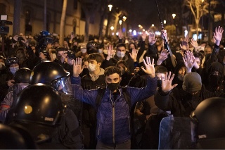 Za účasti stoviek ľudí sa v sobotu v Barcelone i ďalších katalánskych mestách konali protesty proti uväzneniu rapera Pabla Haséla.