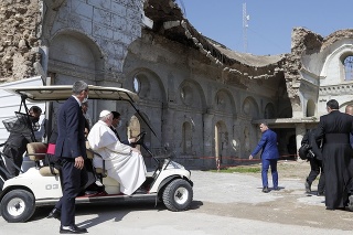 Pápež František si pozerá ruiny sýrskokatolíckeho chrámu Al Tahera 7. marca 2021 v Mósule.