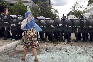 Stovky ľudí v Argentíne protestovali proti opatreniam, zasahovala polícia.