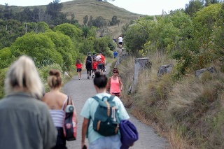 Novozélandská civilná ochrana vyzvala ľudí na evakuáciu vzhľadom na možné cunami.