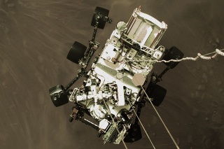 Na snímke amerického Národného úradu pre letectvo a vesmír (NASA) americké robotické vozidlo Perseverance sa spúšťa na povrch Marsu.