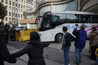 Členovia z tímu odborníkov Svetovej zdravotníckej organizácie (WHO) v autobuse po skončení dvojtýždňovej karantény vo Wu-chane.