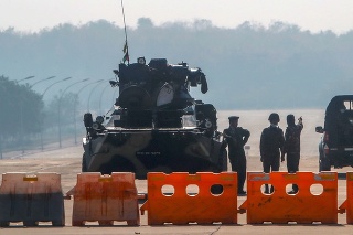 Príslušníci mjanmarskej armády hliadkujú na kontrolnom stanovišti v Rangúne.