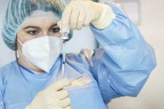 Farmaceutka pripravuje striekačku s vakcínou proti ochoreniu COVID-19