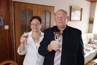 Anton a jeho manželka Marta (69) sa cítia tri týždne po nákaze zdraví.