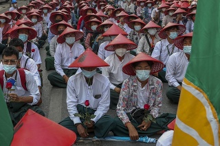 Učitelia v uniformách a tradičných mjanmarských klobúkoch sa zúčastňujú demonštrácie na protest proti armádnemu prevratu.