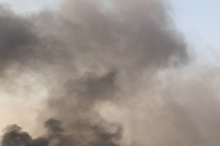 Dym stúpa ulicou po explózii v Bejrúte 4. augusta 2020.