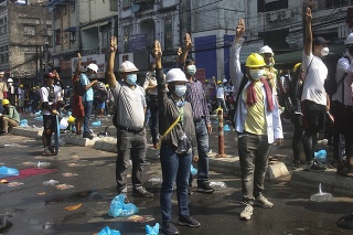  Protestujúci s prilbami na hlavách vyšli aj do ulíc viacerých častí mesta Rangún.