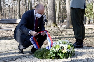 Minister Naď si v Novákoch pripomenul pamiatku obetí výbuchu vojenského opravárenského podniku