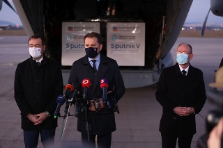 Minister zdravotníctva SR Marek Krajčí, predseda vlády SR Igor Matovič a infektológ Pavol Jarčuška počas tlačovej konferencie na Letisku Košice.
