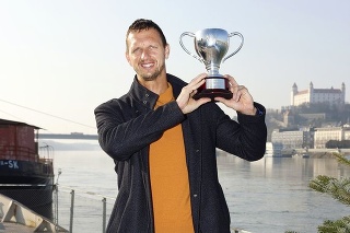 Filip s trofejou  už doma na Slovensku,  na dunajskom nábreží.