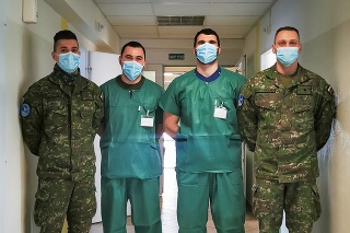  Do nemocnice nastúpilo na pomoc 48 vojakov, ktorí pomáhajú pri starostlivosti prevažne o pacientov s COVID-19.