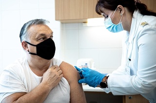 Viktor Orbán počas očkovania vakcínou od čínskej spoločnosti.
