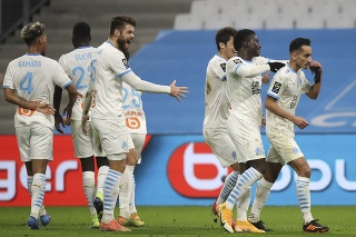Futbalista Marseille Saif-Eddine Khaoui (vpravo) sa teší so spoluhráčmi po strelení gólu v dohrávke 11. kola Ligue 1, Olympique Marseille - Nice v Marseille v stredu 17. februára 2021.