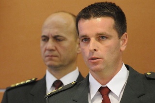 Boris Beňa (vpravo), v pozadí bývalý šéf polície Jaroslav Spišiak.