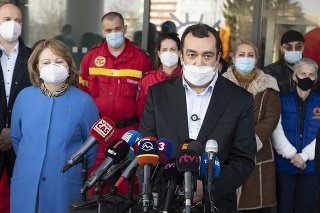 Vľavo v popredí veľvyslankyňa Rumunska na Slovensku Steluta Arhire, vpravo generálny riaditeľ Národného ústavu srdcových a cievnych chorôb (NÚSCH) Mongi Msolly a v pozadí skupina lekárov a sestier z Rumunska 