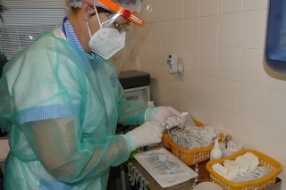Zdravotníčka počas očkovania proti ochoreniu COVID-19 , ktoré spustili vo Fakultnej nemocnici v Žiline.