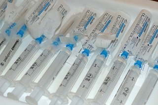 Injekčné striekačky s vakcínou proti ochoreniu COVID-19
