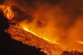 Sopka Etna opäť chrlila lávu a popol.