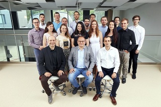 Tím Slovenských vedcov na čele s Tomášom Szemesom (v strede) je z úspechu nadšený.