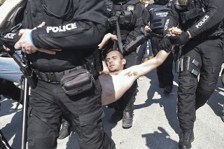 Vyše 30 ľudí zadržala v pondelok polícia pri potýčke s demonštrantami, ktorí protestovali v gréckom meste Solún proti zavedeniu policajných hliadok na univerzitách. Na snímke grécka polícia zatýka demonštranta počas protestu v Solúne 22. februára 2021.