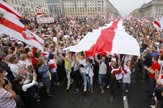 V uliciach bieloruskej metropoly Minsk sa v sobotu opäť uskutočnil pravidelný každotýždenný protest.