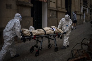 Pracovníci márnice prevážajú telo staršej osoby, ktorá zomrela na COVID-19 v v Barcelone. 