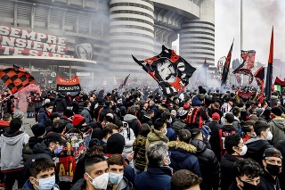 Fanúšikov milánskych klubov nezastavili ani protipandemické opatrenia.