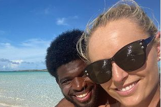 Lindsey Vonnová si užíva teplo a pláže na Bahamách so svojim snúbencom.