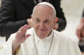Pápeža Františka s rúšom veľmi nevídať.