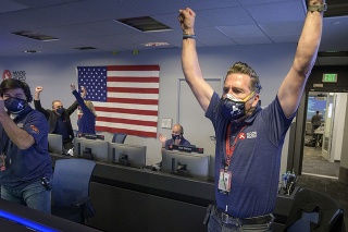 Členovia americkej misie Mars 2020 Perseverance sa tešia po pristátí amerického robotického vozidla Perseverance na povrch Marsu.