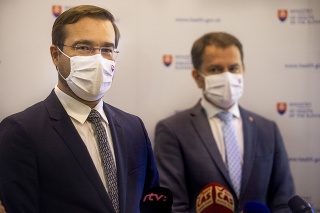 Zľava minister zdravotníctva SR Marek Krajčí  a predseda vlády SR Igor Matovič.
