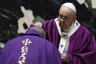 Pápež František posväcuje popolom počas omše na Popolcovú stredu v Bazilike svätého Petra