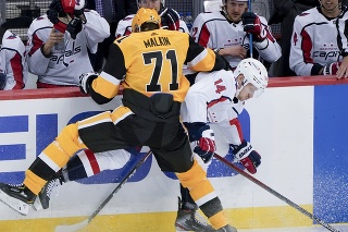 Jevgenij Malkin (vľavo) z Pittsburghu Penguins v súboji o puk s Richardom Pánikom z Washingtonu Capitals.