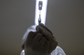 Ruský lekár naťahuje injekčnou striekačkou vakcínu Sputnik V.