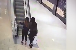Pozor na eskalátor! Dve dievčatá skončili po vykročení na prvé schody v nemocnici