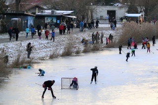 Ľudia na zamrznutom Chorvátskom ramene v bratislavskej Petržalke 14. februára 2021.