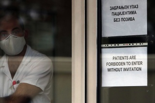 Srbský zdravotník čaká na srbského ministra vnútra Aleksandra Vulina a predsedu srbského parlamentu Ivicu Dačiča na ich zaočkovanie s ruskou vakcínou Sputnik V.