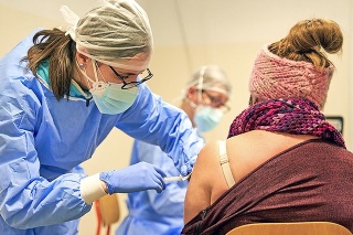 V Žiline sa počas víkendu očkovalo na dvoch miestach - v nemocnici a v športovej hale.
