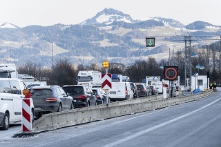 Na snímke autá prichádzajúce z Rakúska čakajú v kolóne na hraničnom priechode neďaleko nemeckého Kiefersfeldenu.