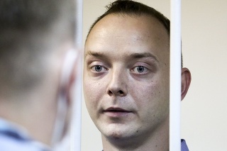 Bývalý ruský novinár Ivan Safronov stojí medzi mrežami v súdnej sieni 7. júla 2020 v Moskve.