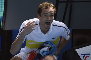 Ruský tenista Daniil Medvedev reaguje v zápase 3. kola mužskej dvojhry proti Srbovi Filipovi Krajinovičovi na grandslamovom turnaji Australian Open v Melbourne v sobotu 13. februára 2021.